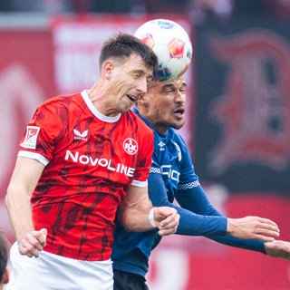 Daniel Hanslik (Kaiserslautern) und Joel Felix (Bielefeld) im Zweikampf.