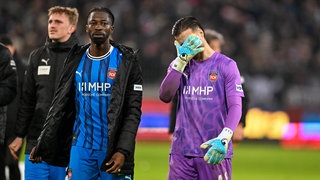 Omar Traoré und Diant Ramaj, Spieler des 1. FC Heidenheim, nach der Niederlage beim FC St. Pauli