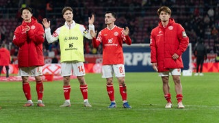 Mainzer Spieler nach dem 0:0 gegen St. Pauli vor der Fankurve