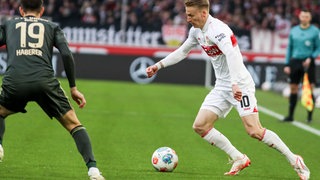Chris Führich vom VfB Stuttgart im Duell mit Union Berlin