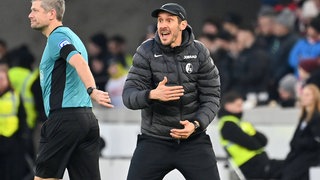 Julian Schuster (Trainer SC Freiburg) regt sich gegen den VfB Stuttgart an der Seitenlinie auf