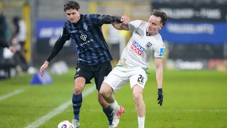 Maximilian Thalhammer (SV Waldhof Mannheim) im Duell mit Mirnes Pepic (SSV Ulm 1846 Fußball).