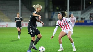 Pernille Harder (FC Bayern München) im Zweikampf mit Nicole Ojukwu (SC Freiburg).