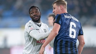 Streli Mamba vom SSV Ulm und Niklas Hoffmann vom SV Waldhof Mannheim im Clinch. 