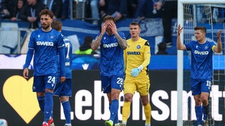 Die Spieler des Karlsruher SC ärgern sich über den Gegentreffer zum 0:1 gegen Düsseldorf
