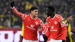 Mainz-05-Spielmacher Nadiem Amiri diskutiert mit Flügelstürmer Silas. Die 0:4-Niederlage bei Borussia Dortmund konnten sie jedoch nicht verhindern.