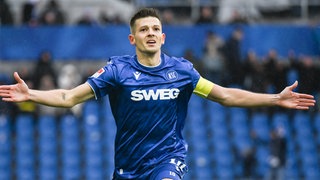 Marvin Wanitzek (KSC) bejubelt sein 1:0 gegen Holstein Kiel