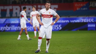 Ermedin Demirovic steht nach dem Spiel in Heidenheim mit ungläbigem Blick auf dem Platz und ärgert sich. Der VAR hat VfB-Stuttgart-Stürmer drei Tore innerhalb drei Tagen aberkannt.