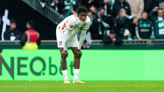 Christian Conteh schleicht nach der 0:2-Niederlage beim SV Werder Bremen mit hängendem Kopf vom Platz.