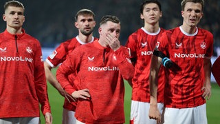Die Spieler des FCK stehen mit hängenden Köpfen vor der eigenen Fankurve. Denn trotz einer guten Leistung und der zeitweiligen Führung musste sich der FCK beim VfL Bochum mit 2:3 geschlagen geben.