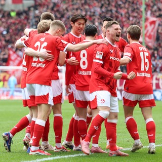 Torjubel bei den FCK-Spielern nach dem Tor zum 1:0 durch Semih Sahin gegen den Karlsruher SC