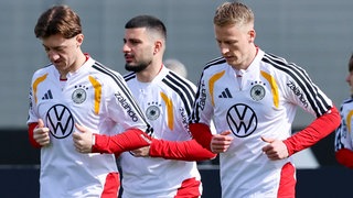 Angelo Stiller, Deniz Undav, Chris Führich beim Aufwärmen im DFB Trikot