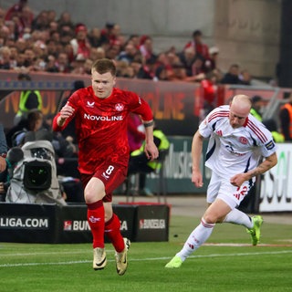 Jean Zimmer (1. FC Kaiserslautern) im Zweikampf mit Danny Schmidt (Fortuna Düsseldorf).