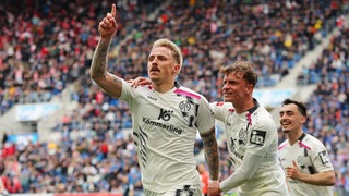 Phillip Tietz (FSV Mainz 05) jubelt mit seinem Mitspielern über das zweite Tor gegen die TSG Hoffenheim