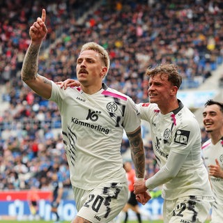 Phillip Tietz (FSV Mainz 05) jubelt mit seinem Mitspielern über das zweite Tor gegen die TSG Hoffenheim