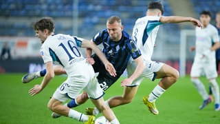 Kushtrim Asallari vom SV Waldhof Mannheim im Zweikampf mit Hoffenheims Yannis Hör. 