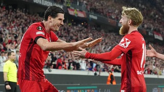 Jan-Niklas Beste (rechts) jubelt nach seinem Tor mit Igor Matanovic.