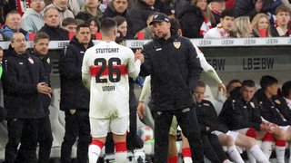 Sebastian Hoeneß und Deniz Undav geben sich die Hand. 