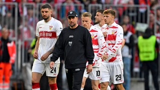 Traurige Gesichter bei Jeff Chabot, Trainer Sebastian Hoeneß, Chris Führich und Finn Jeltsch