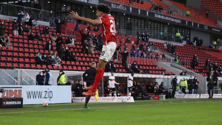 22.01.2022 - 20. Spieltag. Die Partie gewann der SC Freiburg im eigenen neuen Stadion mit 2:0.  Tatsuya Ito (ET) und Kevin Schade waren für die Treffer des Spiels verantwortlich. Nach dieser Partie darf man sich völlig berechtigt die Frage stellen, ob der SC Freiburg dem VfB Stuttgart endgültig sportlich den Rang abgelaufen hat. Von den letzten sechs Bundesligaspielen haben die Freiburger vie gewonnen und keines verloren.