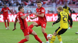 Maximilian Philipp (SC Freiburg) und Daniel Svensson (Borussia Dortmund) im Zweikampf