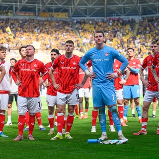 Enttäuschte FCK-Spieler nach der Niederlage in Dresden