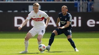 Chris Fuehrich (VfB Stuttgart) im Zweikampf mit Vladimir Coufal (TSG 1899 Hoffenheim).