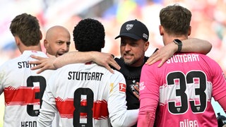 Sebastian Hoeneß feiert mit seinen Spielern den Punktgewinn