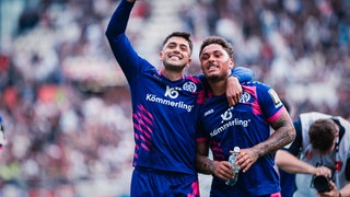 Nadiem Amiri und Armindo Sieb feiern den Klassenerhalt von Mainz 05.