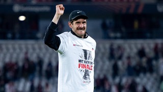 Julian Schuster trägt das Freiburger Europa-League-Finalshirt und jubelt