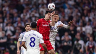Kopfballduell zwischen Igor Matanovic (SC Freiburg) und Lucas Digne (Aston Villa)
