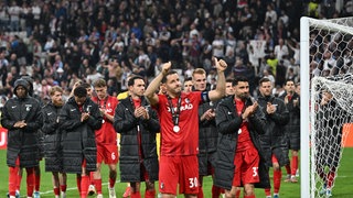 Die Spieler des SC Freiburg bedanken sich nach der Niederlage gegen Aston Villa bei ihren Fans