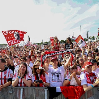 Fans beim Empfang des SC Freiburg am Messegelände