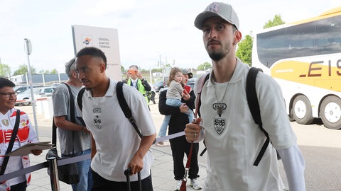 Jamie Leweling und Atakan Karazor auf dem Weg zum Flughafen Stuttgart zum Abflug Richtung Berlin