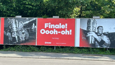Plakat vor dem Olympiastadion Berlin mit den Fotos von Oliver Kahn und Sebastian Hoeneß