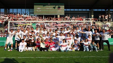 U19 des VfB Stuttgart feiert den Pokalsieg