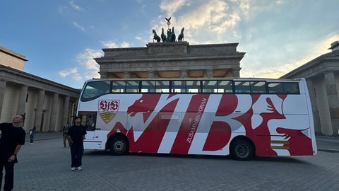 Bus des VfB Stuttgart steht vor dem Brandenburger Tor
