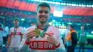 VfB-Spieler Maximilian Mittelstädt nach dem Gewinn des DFB-Pokals.