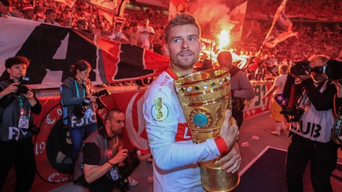  Maximilian Mittelstädt (VfB Stuttgart) hält den DFB-Pokal