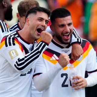 Nadiem Amiri und Deniz Undav feiern den 2:1-Sieg für die DFB-Elf bei der WM 2026 gegen die Elfenbenküste.