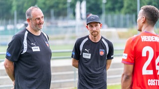 rank Schmidt (FC Heidenheim, Cheftrainer) und Marc Schnatterer (FC Heidenheim, Co-Trainer) im Austausch mit Marcel Costly (FC Heidenheim, 24)
