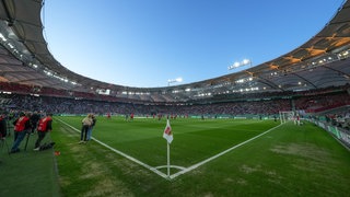 Die DFL hat den Spielplan für die neue Bundesliga-Saison vorgestellt. Der VfB Stuttgart startet mit einem echten Knaller - der SC Freiburg und Mainz 05 mit Heimspielen.