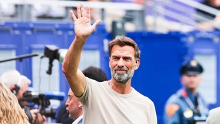 Jürgen Klopp winkt in die Kamera