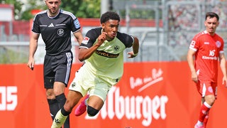 Thierry Tazemeta soll den lahmen Flügeln des FCK neues Leben einhauen. Doch der 18-jährige Tempo-Dribbler muss erst noch eine Hürde meistern.