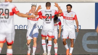 Spieler des VfB Stuttgart bejubeln einen Treffer
