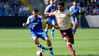 Umut Tohumcu (Hoffenheim, 25) im Zweikampf mit Kevin Wiethaup