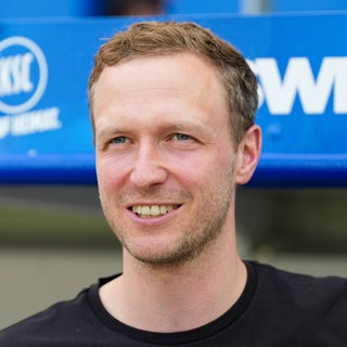 Der neue KSC-Trainer Maximilian Senft ist Studiogast bei SWR Sport
