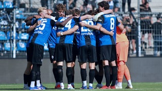 Mannschaftskreis des SV Waldhof Mannheim vor dem Testspiel gegen Eintracht Frankfurt