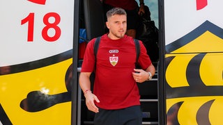 Ermedin Demirovic vom VfB Stuttgart steigt aus dem Teambus