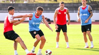 Grischa Prömel bestreitet einen Zweikampf mit Ball am Fuß